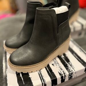 Dolce Vita girl's Fury Ankle Boot Black With Tan rubber bottom size 1 & 2 Girls